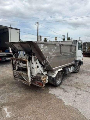 Camion benne à ordures ménagères Nissan