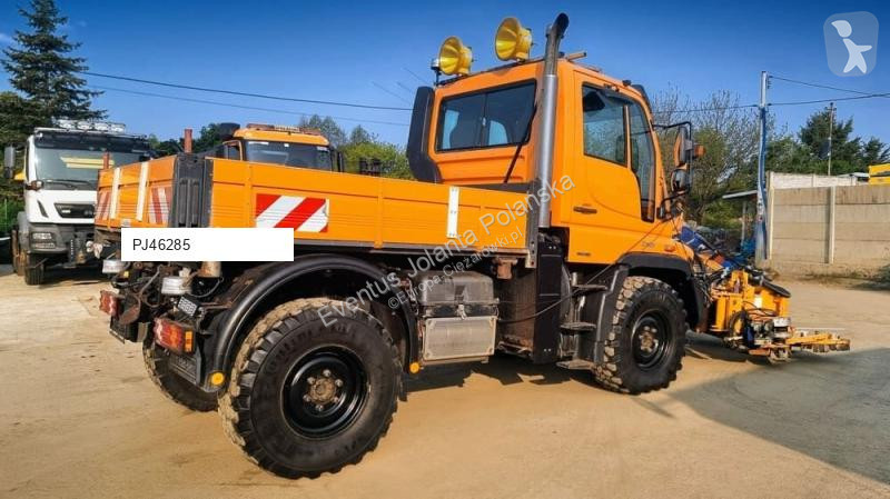 آلة لصيانة الطرق Mercedes Unimog U400