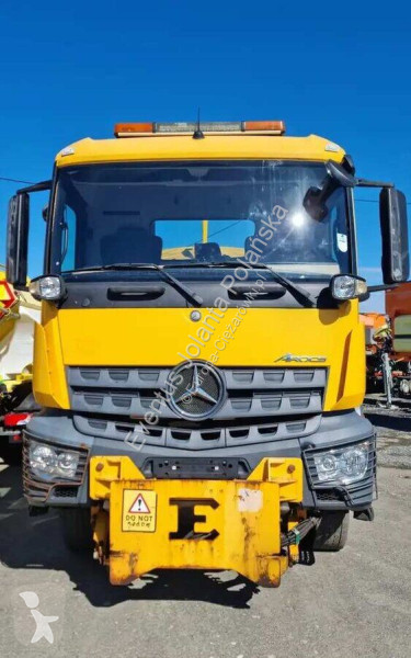 آلة لصيانة الطرق Mercedes