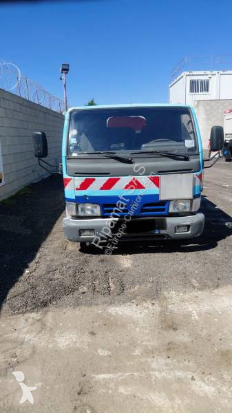 Postřikovací vůz Nissan