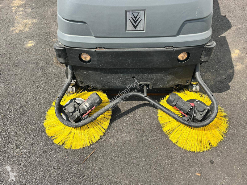 Engin de voirie Kärcher B 250 R120
