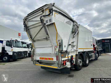 Camion de colectare a deşeurilor menajere Renault