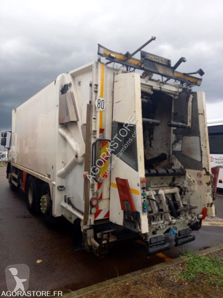 Vehículo de limpieza viaria Renault D WIDE