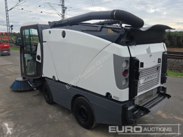 Camion cu echipament de măturat străzi Johnston