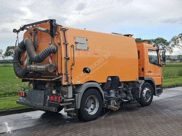 Mercedes utcaseprő kocsi