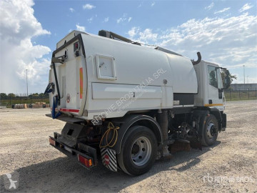Camion cu echipament de măturat străzi Iveco