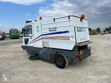 Camion cu echipament de măturat străzi Dulevo
