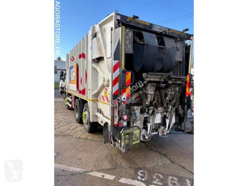 Camion benne à ordures ménagères