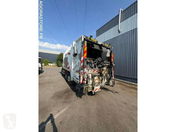Camion benne à ordures ménagères