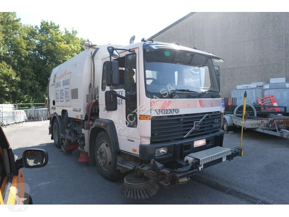 آلة لصيانة الطرق Volvo FL6 14