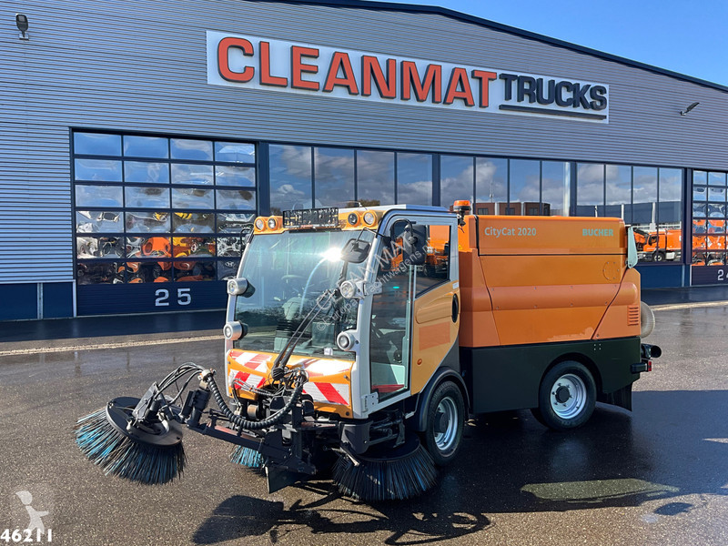 Bucher Schoerling Citycat 2020 with 3-rd brush...