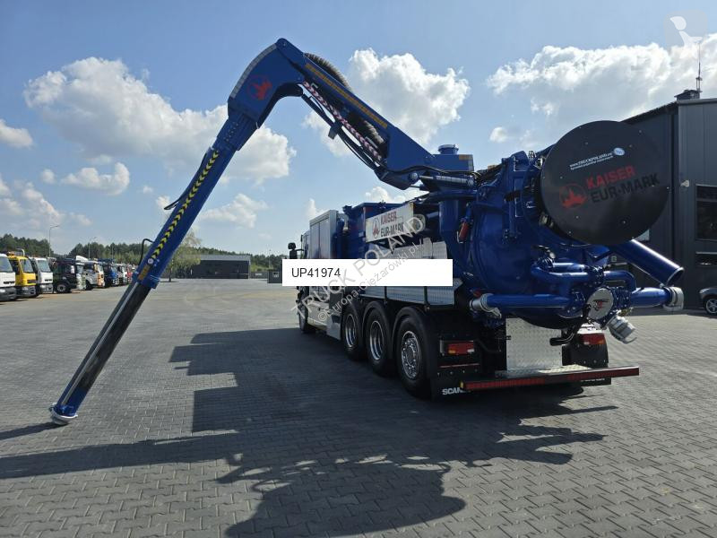 Veicolo per la pulizia delle strade Scania...