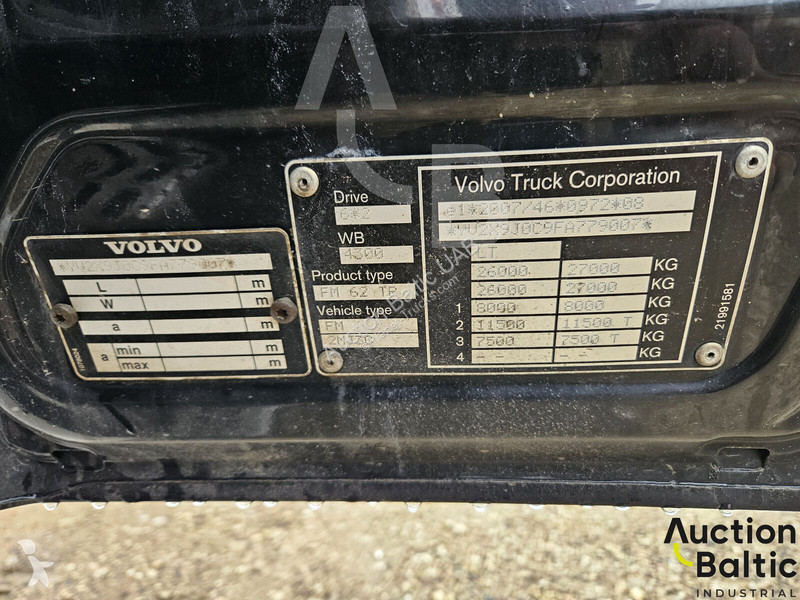 آلة لصيانة الطرق Volvo 330