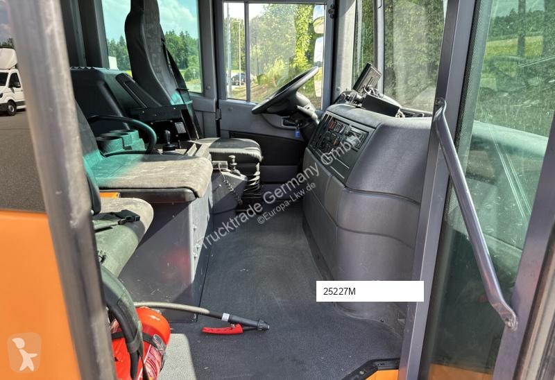 Veicolo per la pulizia delle strade Mercedes...