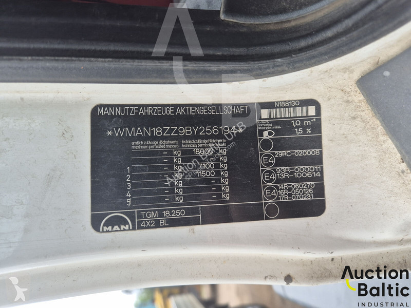 Engin de voirie MAN 18.250