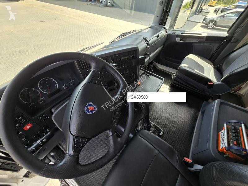 Veicolo per la pulizia delle strade Scania...