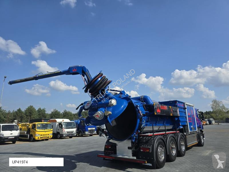 Veicolo per la pulizia delle strade Scania...