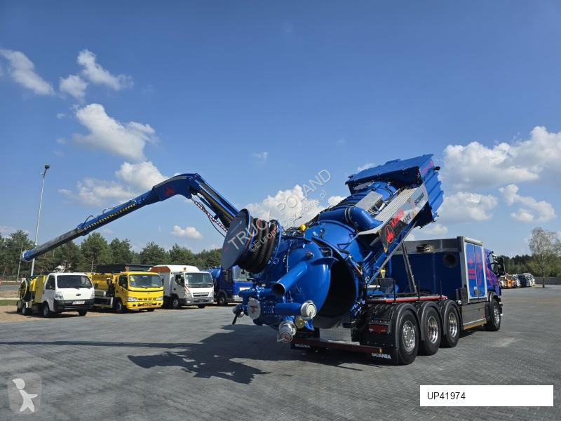 Veicolo per la pulizia delle strade Scania...