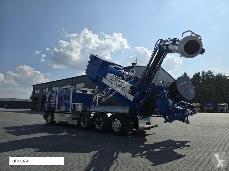 Veicolo per la pulizia delle strade Scania...