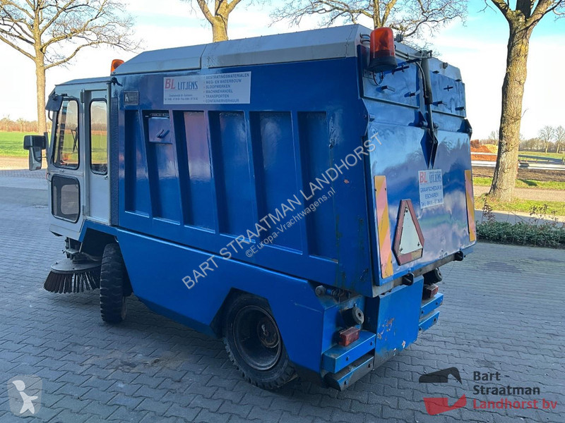 Gemeentevoertuig Hofmans HMF 400 veegmachine.