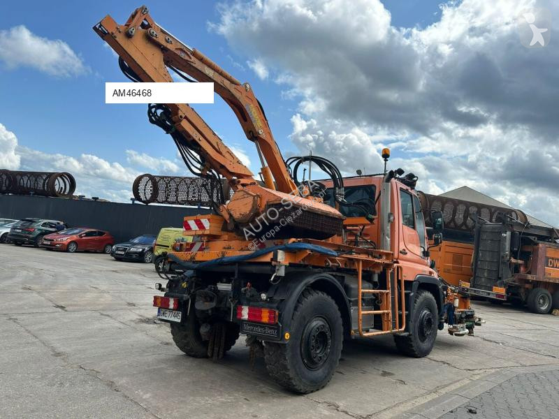 آلة لصيانة الطرق Mercedes Unimog 405/12...