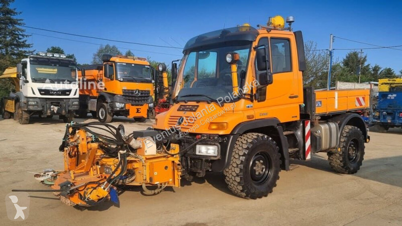 آلة لصيانة الطرق Mercedes Unimog U400
