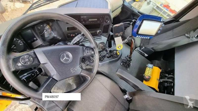 آلة لصيانة الطرق Mercedes