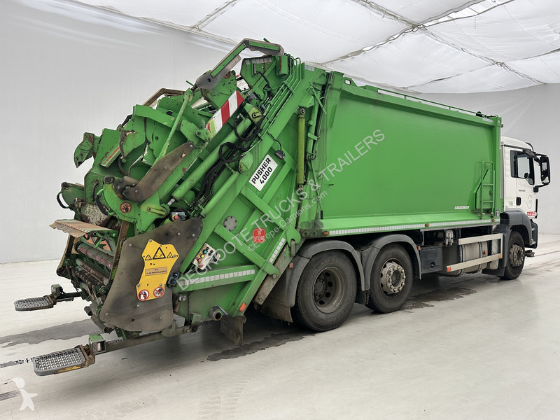 Engin de voirie MAN 26.320