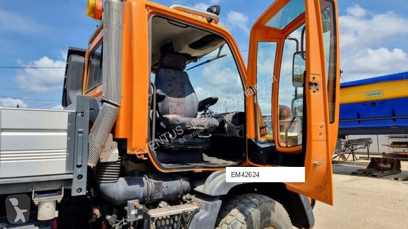 آلة لصيانة الطرق Mercedes Unimog U527