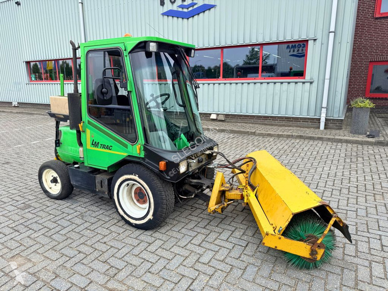 Útfenntartó-és-karbantartógép  285 Veegmachine