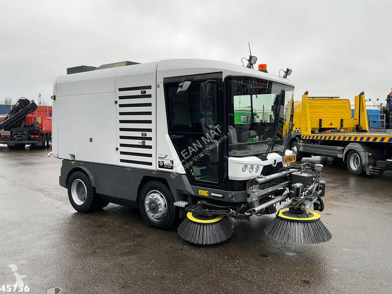 Коммунальная техника  Ravo 580 with 3-rd brush