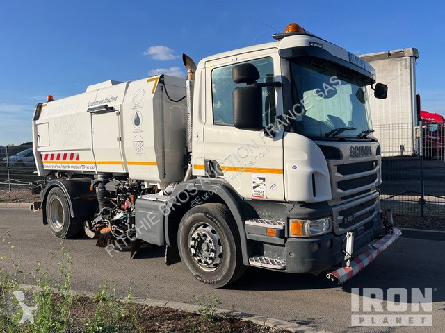 آلة لصيانة الطرق Scania 250