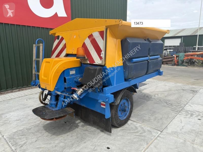 Saleuse remorquée road network trucks