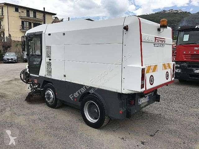 Veicolo per la pulizia delle strade Ravo 560