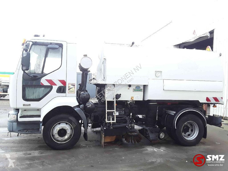 Engin de voirie Renault 220
