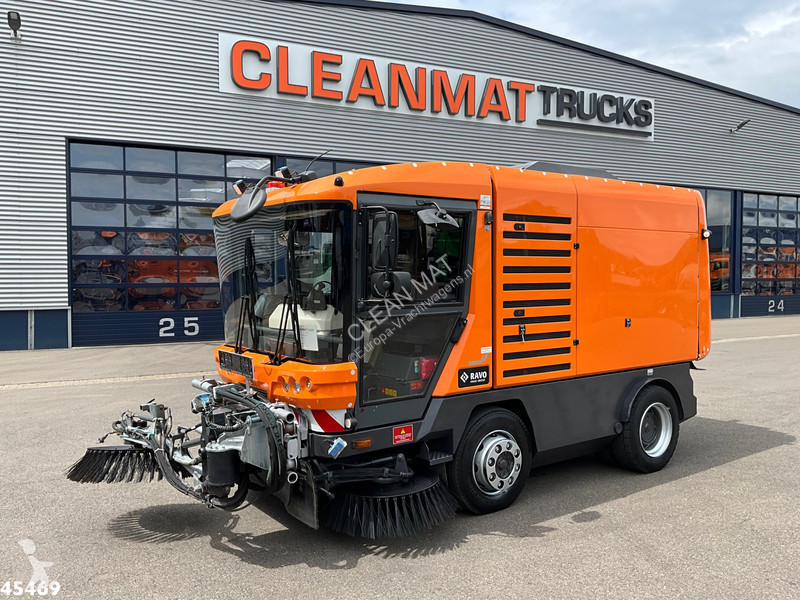 Vägmaskiner Ravo 5-Serie  with 3-rd brush