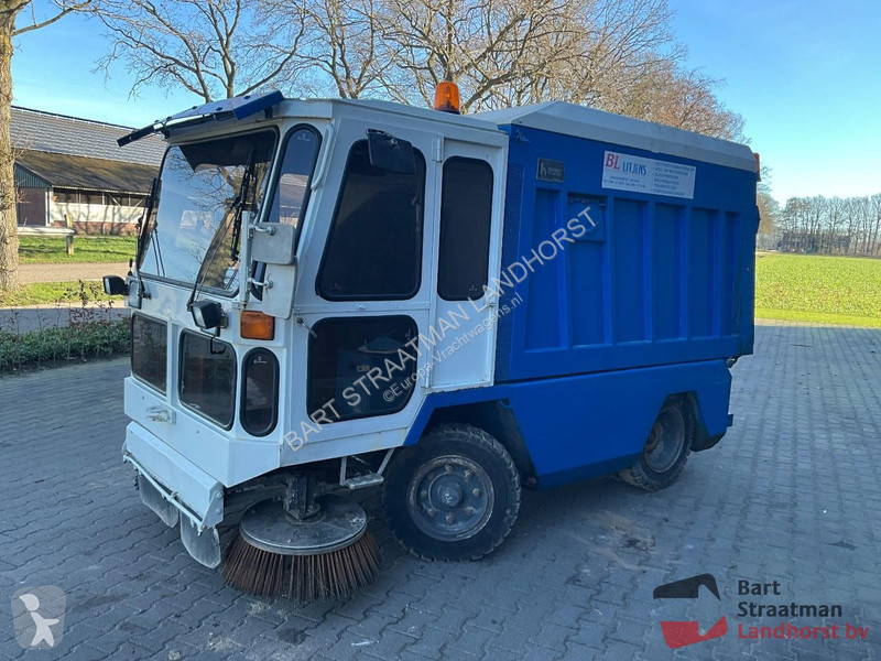 Gemeentevoertuig Hofmans HMF 400 veegmachine.