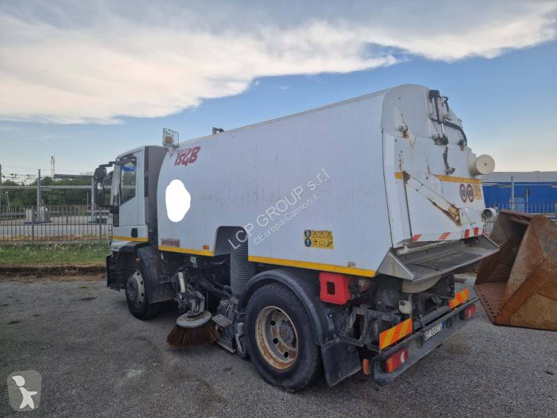 آلة لصيانة الطرق Iveco
