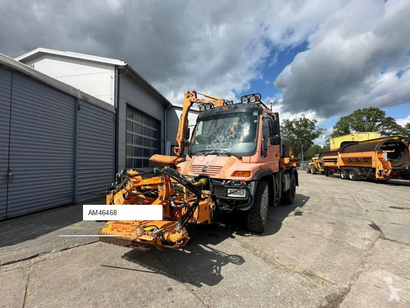 آلة لصيانة الطرق Mercedes Unimog 405/12...