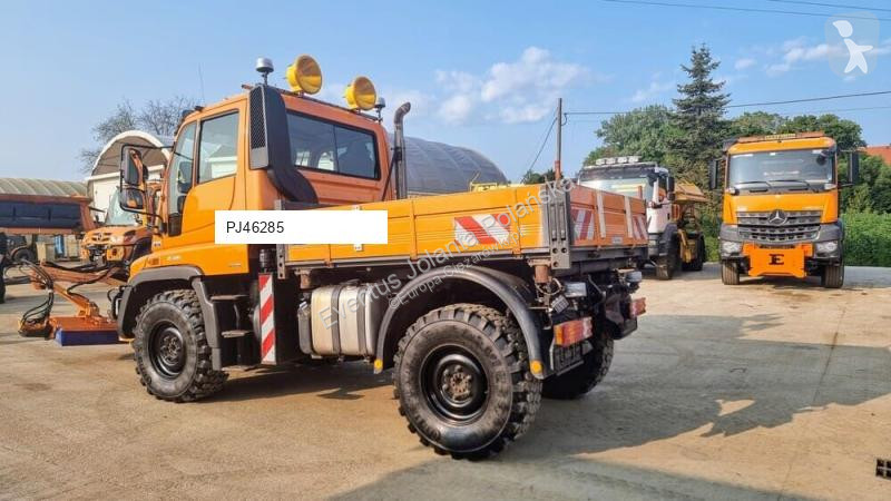 آلة لصيانة الطرق Mercedes Unimog U400
