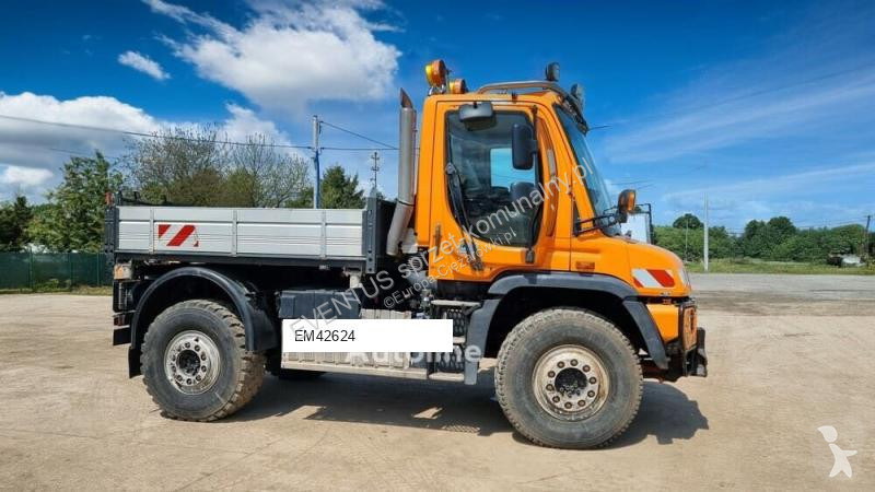 آلة لصيانة الطرق Mercedes Unimog U527