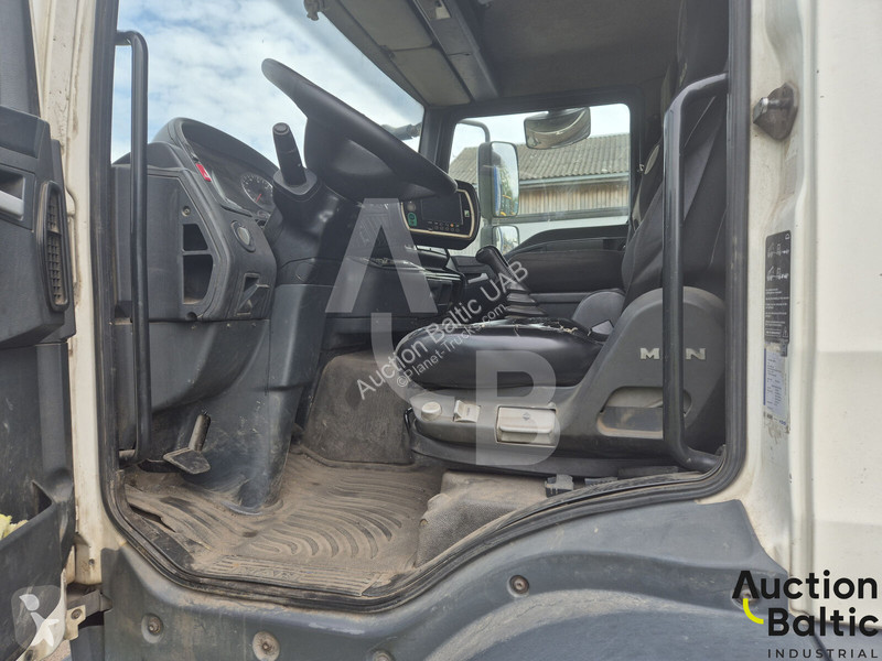 Engin de voirie MAN 18.250