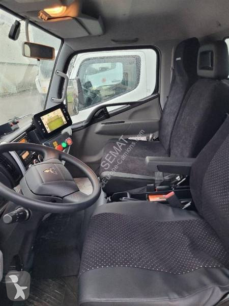 Engin de voirie Mitsubishi Fuso