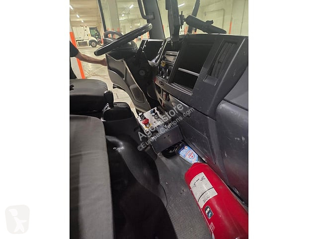 Veicolo per la pulizia delle strade Isuzu...