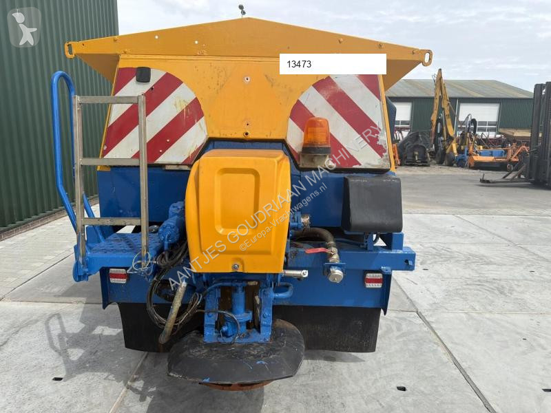 Saleuse remorquée road network trucks