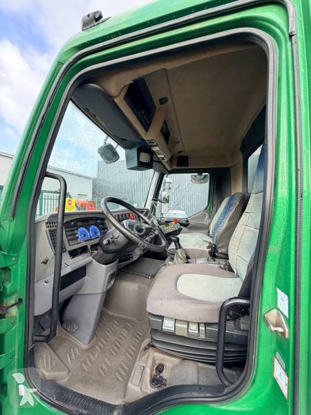 آلة لصيانة الطرق Renault 220 DCI