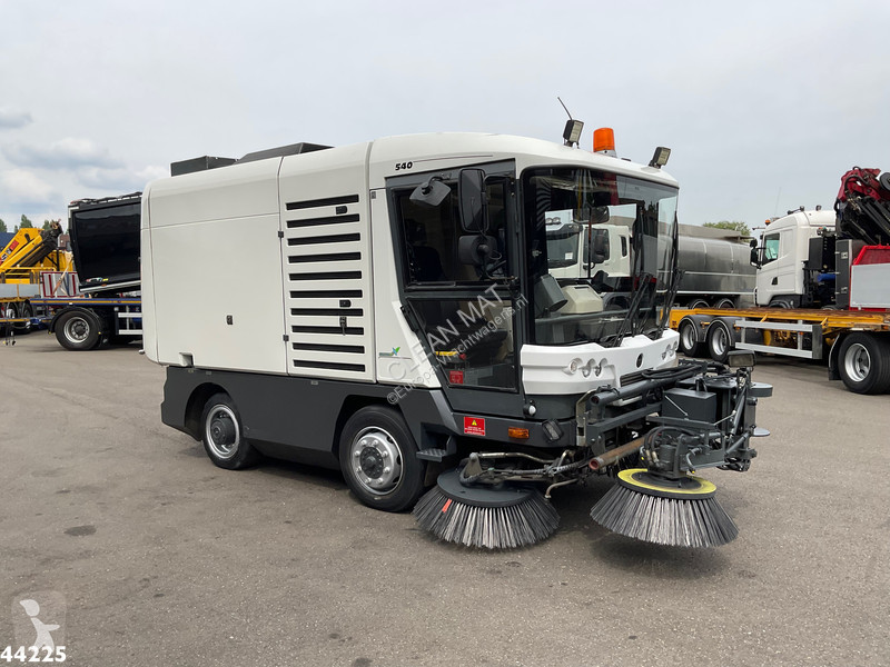 Vägmaskiner Ravo 540 with 3-rd brush