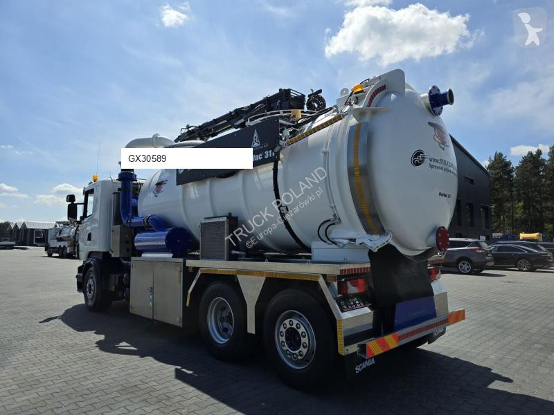 Veicolo per la pulizia delle strade Scania...