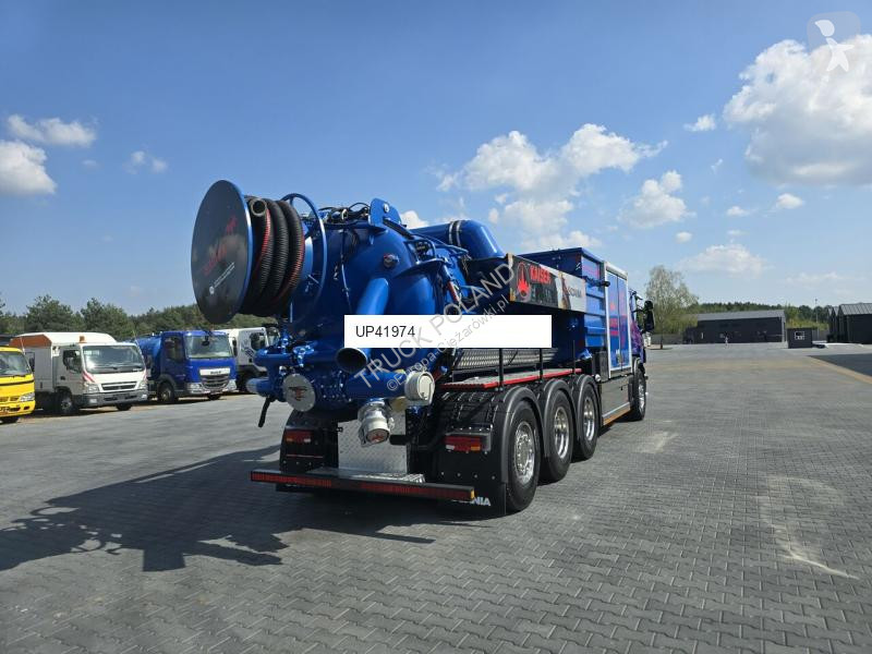 Veicolo per la pulizia delle strade Scania...