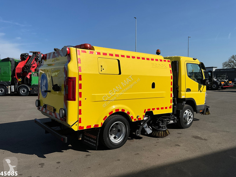 Gemeentevoertuig Mitsubishi 7C15 Brock sweeper...